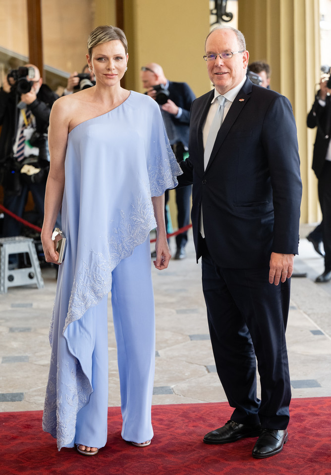 Przyjęcie koronacyjne króla Karola III - księżniczka Monako Charlene z księciem Albertem