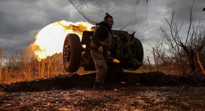 Ukrainian service members fire a howitzer D30 at the front line, near the city of Bakhmut, Ukraine, April 23, 2023.REUTERS/Sofiia Gatilova/File Photo