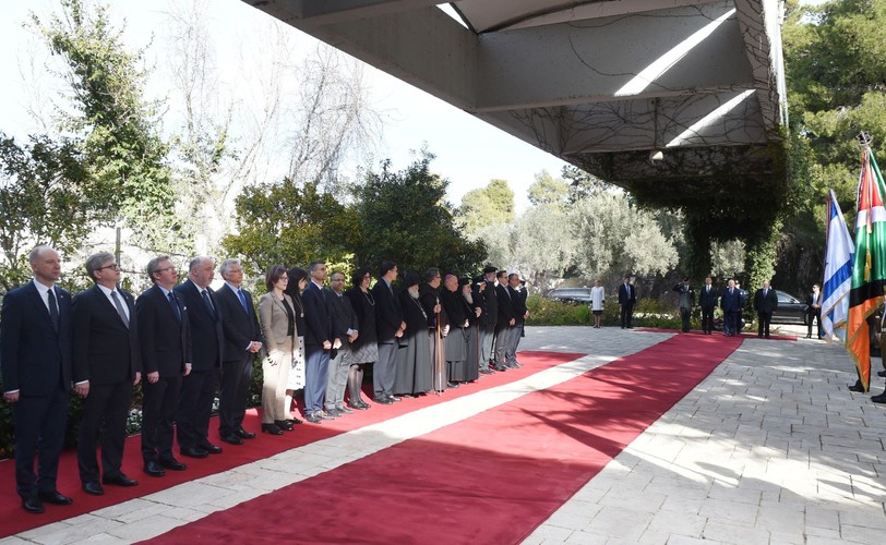 Andrzej Duda i prezydent Izraela Reuven Rivlin (w głębi) podczas ceremonii oficjalnego powitania na dziedzińcu prezydenckiej rezydencji w Jerozolimie