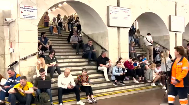 Pánikba estek az emberek Kijevben, napközben is megtámadták az ukrán fővárost. Sokan a metrómegállókba menekültek / Fotó: Twitter