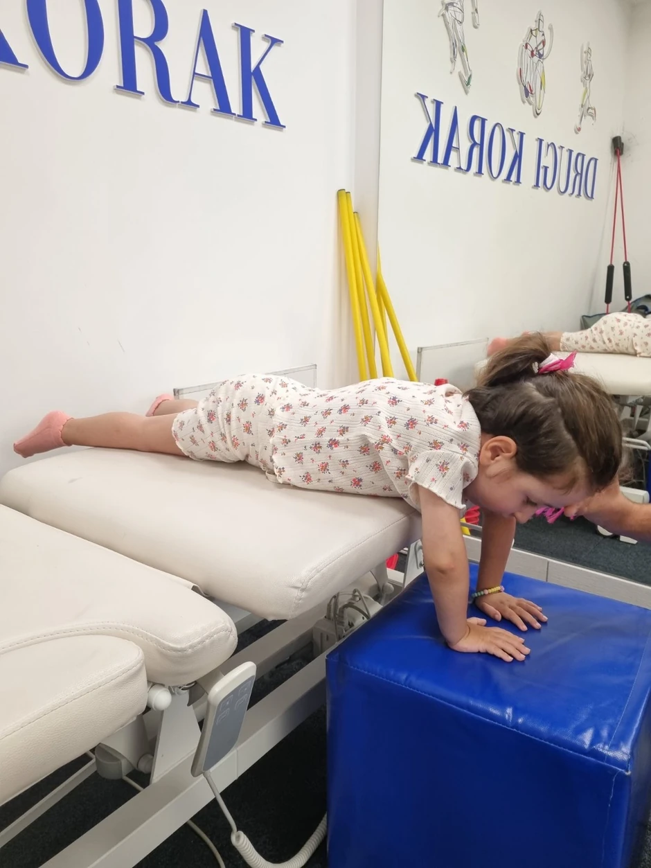 Hrabra devojčica svakog dana vredno vežba, a kako njena mama kaže, Sofija voli da ide na vežbe jer pre svega voli svoje terapeute