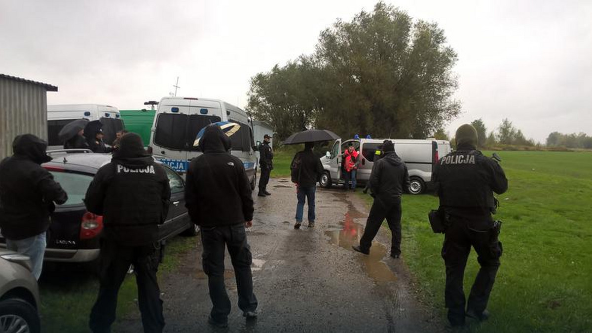 W Łęce Szczucińskiej od rana trwają poszukiwania zatopionej w Wiśle łodzi. To z niej do rzeki miał zostać wyrzucony Tadeusz Draba. Mężczyzna – według ustaleń Prokuratury Krajowej – został zamordowany. Ma to związek z zabójstwem nastoletniej Iwony Cygan. Proces w tej sprawie rozpocznie się 6 czerwca, a na ławie oskarżonych zasiądzie 17 osób, w tym 14 byłych i obecnych funkcjonariuszy policji.