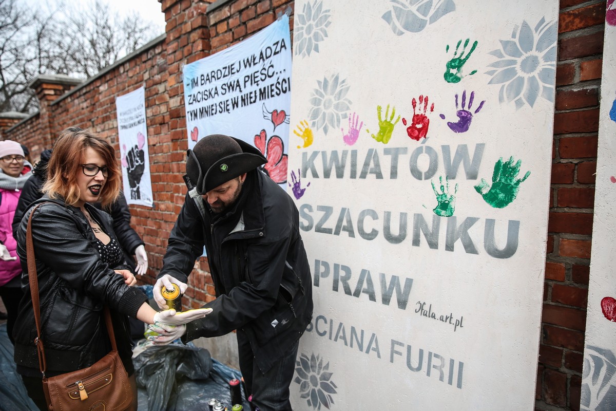 Ściana furii przed siedzibą PiS