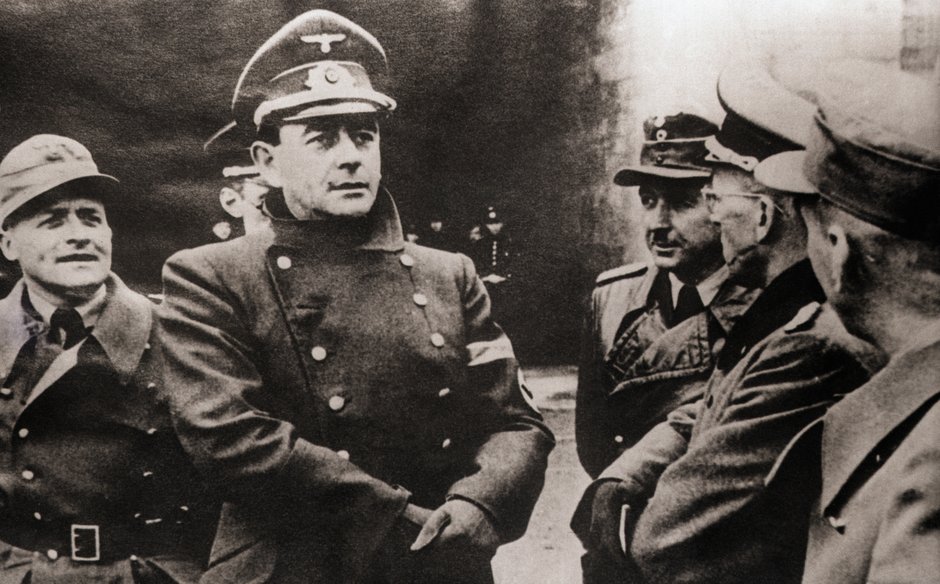 Albert Speer odpowiedzialny za produkcję wojenną, patrzący sceptycznie na fragment Wału Atlantyckiego, budowanego w pośpiechu z powodu rosnącego strachu przed aliancką inwazją, 1943 r.