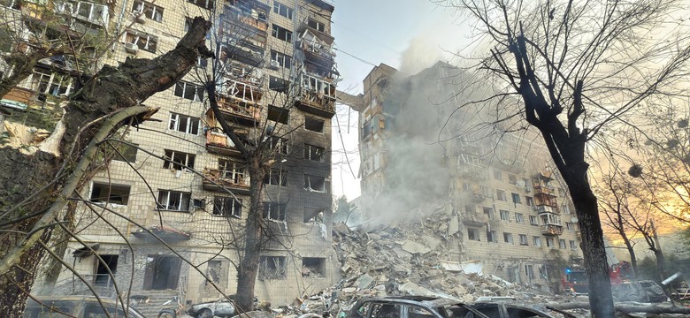 Barbarzyński atak na Ukrainę! Rakieta trafiła w blok. Jest wielu zabitych i rannych