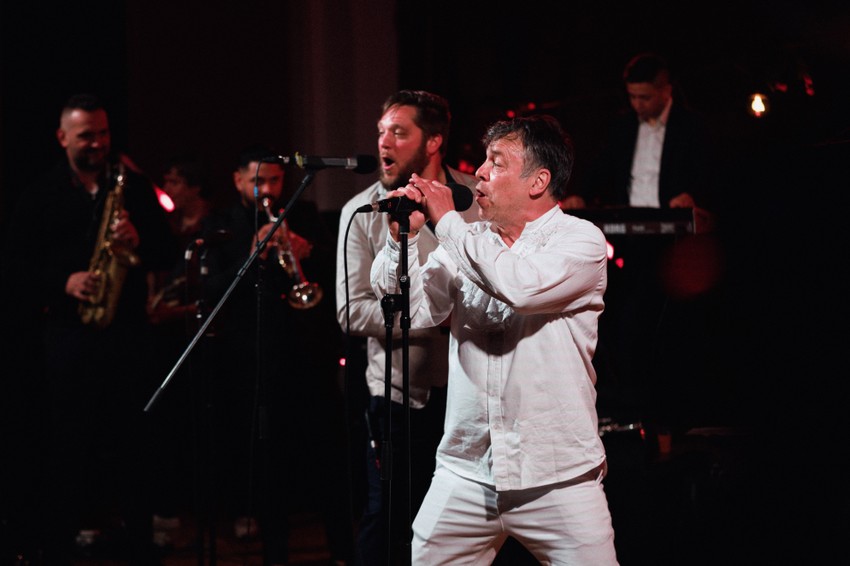 Dr Nele Karajlić na nastupu u Briselu