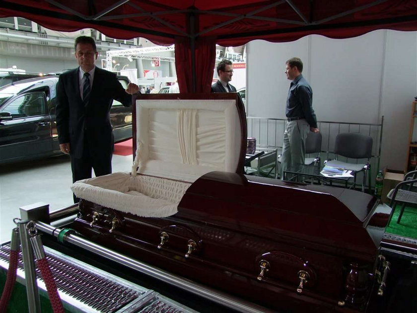 Czy to nie przesada: pogrzeb w futbolówce? FOTO