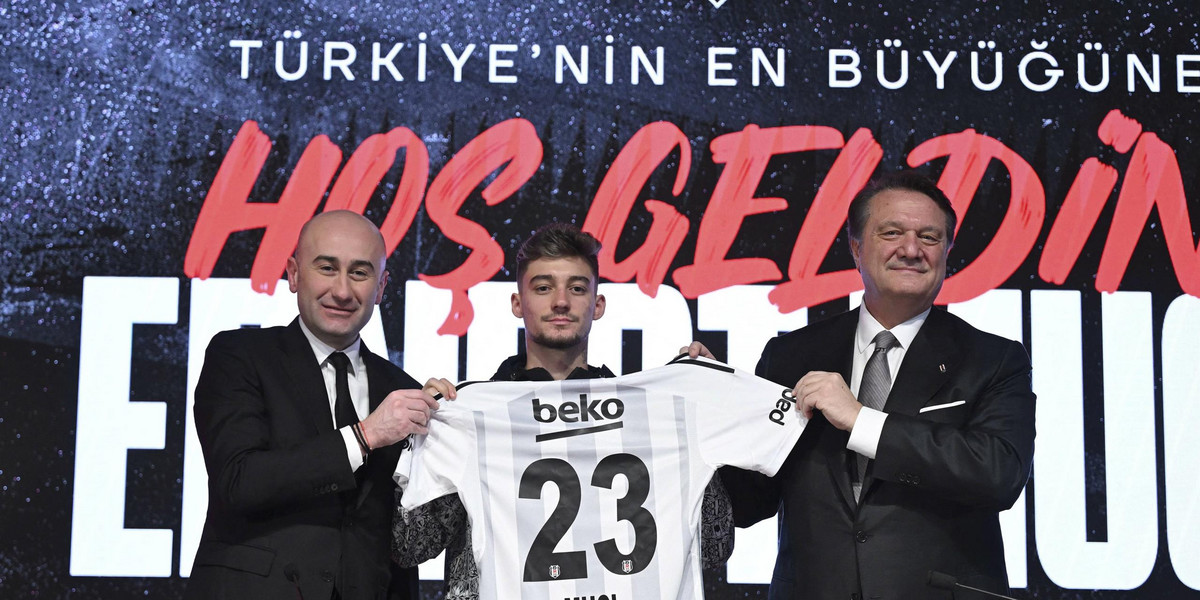 Ernest Muci z wielką pompą został zaprezentowany jako nowy piłkarz Besiktasu Stambuł.