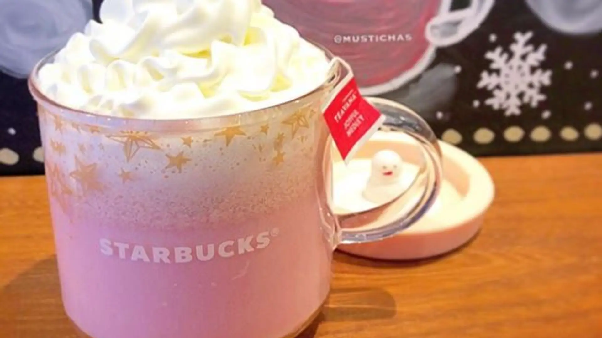 Millennials pink latte w Starbucksie. Różowy napój podbija Instagrama