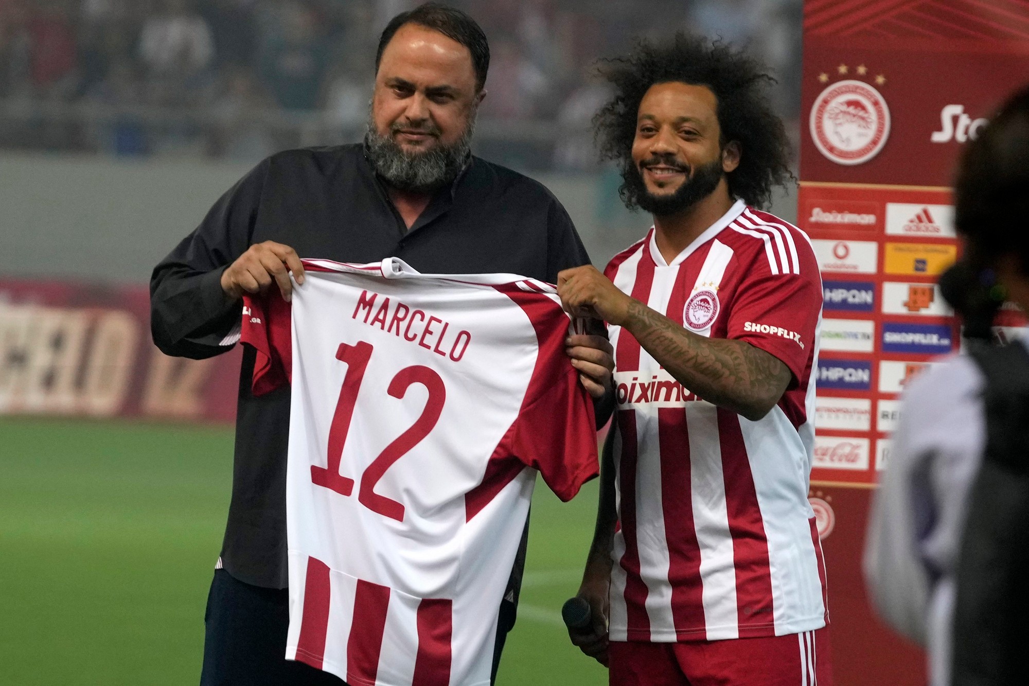 Marcela vítalo v Pireu 20.000 fanúšikov Olympiakosu.