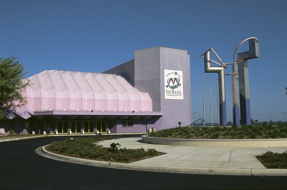 Van Wezel Performing Arts Hall w Sarasocie na Florydzie. Budynek powstawał w na przełomie lat 60. i 70. 