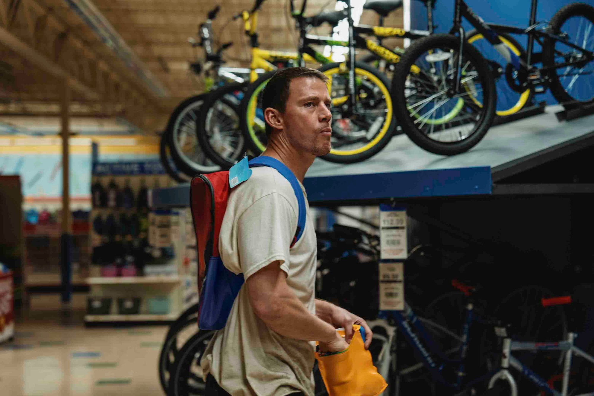 V hračkárstve dokáže Strechár (Channing Tatum) nepozorovane prežiť.
