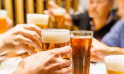 Tak się pije w Polsce. Alkohol wciąż leje się u nas strumieniami