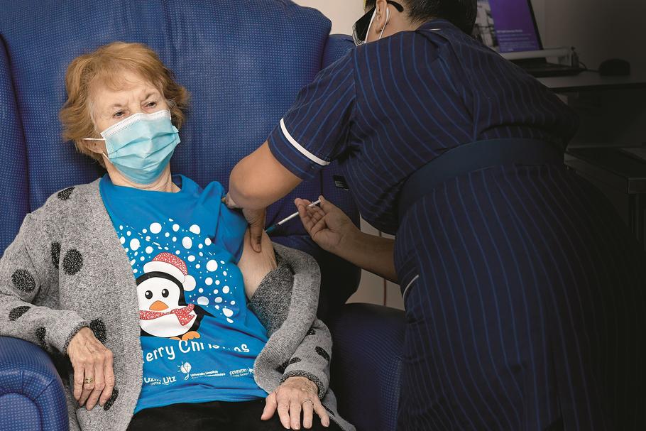 Pierwszą osobą na świecie, która otrzymała przebadaną i dopuszczoną do użytku szczepionkę na COVID-19, była 90-letnia Brytyjka Margaret Keenan 