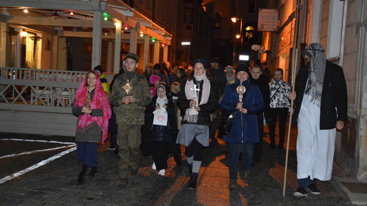 Dorośli nieśli z kościoła "na górce" do katedry relikwiarze, dzieci przebrały się za swoich ulubionych świętych.