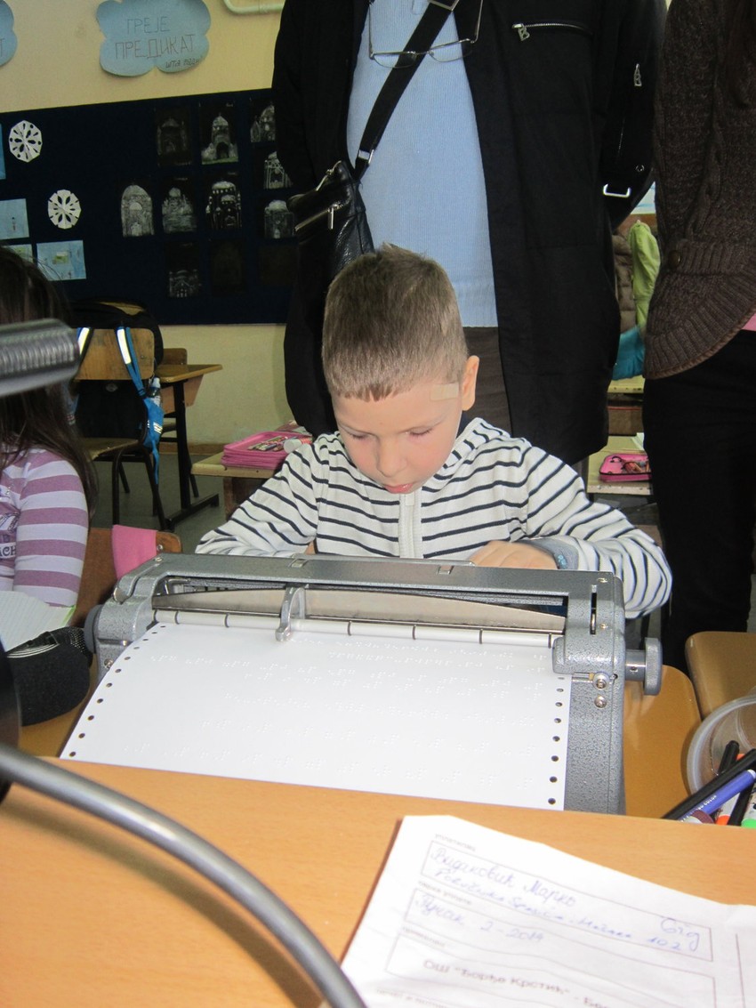 Mali Marko uči sa drugarima uz pomoć mašine na Brajevom pismu Marko Vidaković (7) izgubio je vid u inkubtoru, ali redovno pohađa nastavu u OŠ "Đorđe Krstić" u Žarkovu, prati uz mašinu na Brajevom pismu. - Lepo mi je na časovima, volim svoje drugare i matematiku - kaže Đorđe koji želi da bude pedijatar.