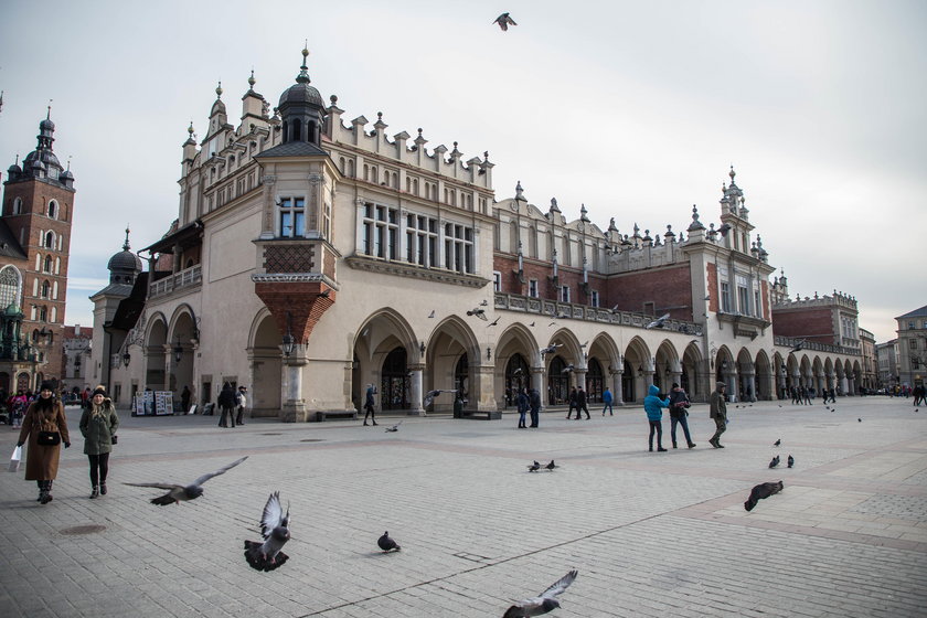 Ściany Sukiennic pękają