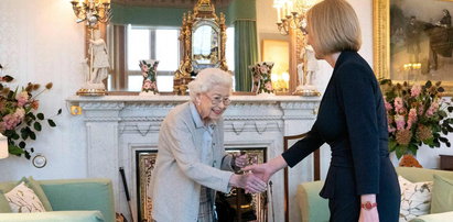 Królowa Elżbieta II jeszcze we wtorek z uśmiechem wykonywała obowiązki. Ale ten szczegół wskazuje, że cierpiała [ZDJĘCIA]