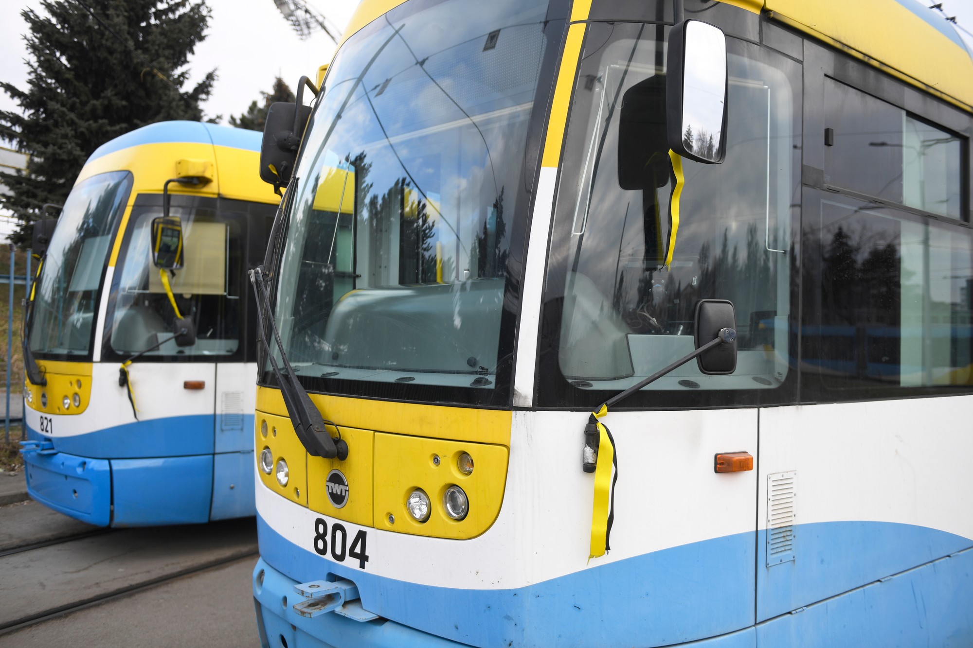 Odstavené električky so žlto čiernymi stužkami na konečnej zastávke pri Lokomotíve v Košiciach počas ostrého štrajku.