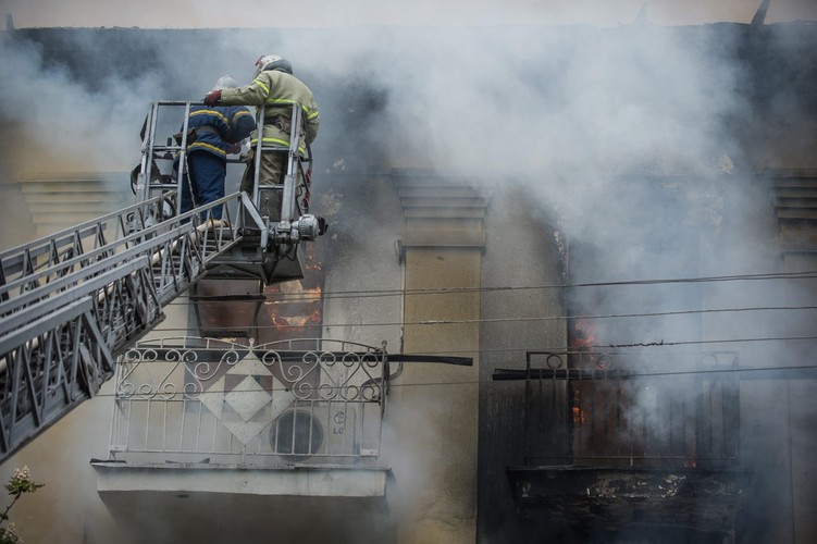 Pożar komisariatu milicji w Mariupolu na Ukrainie