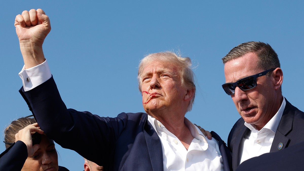 Pánik és káosz: fotókon a Trump elleni merénylet – Ez történt a lövések utáni pillanatokban