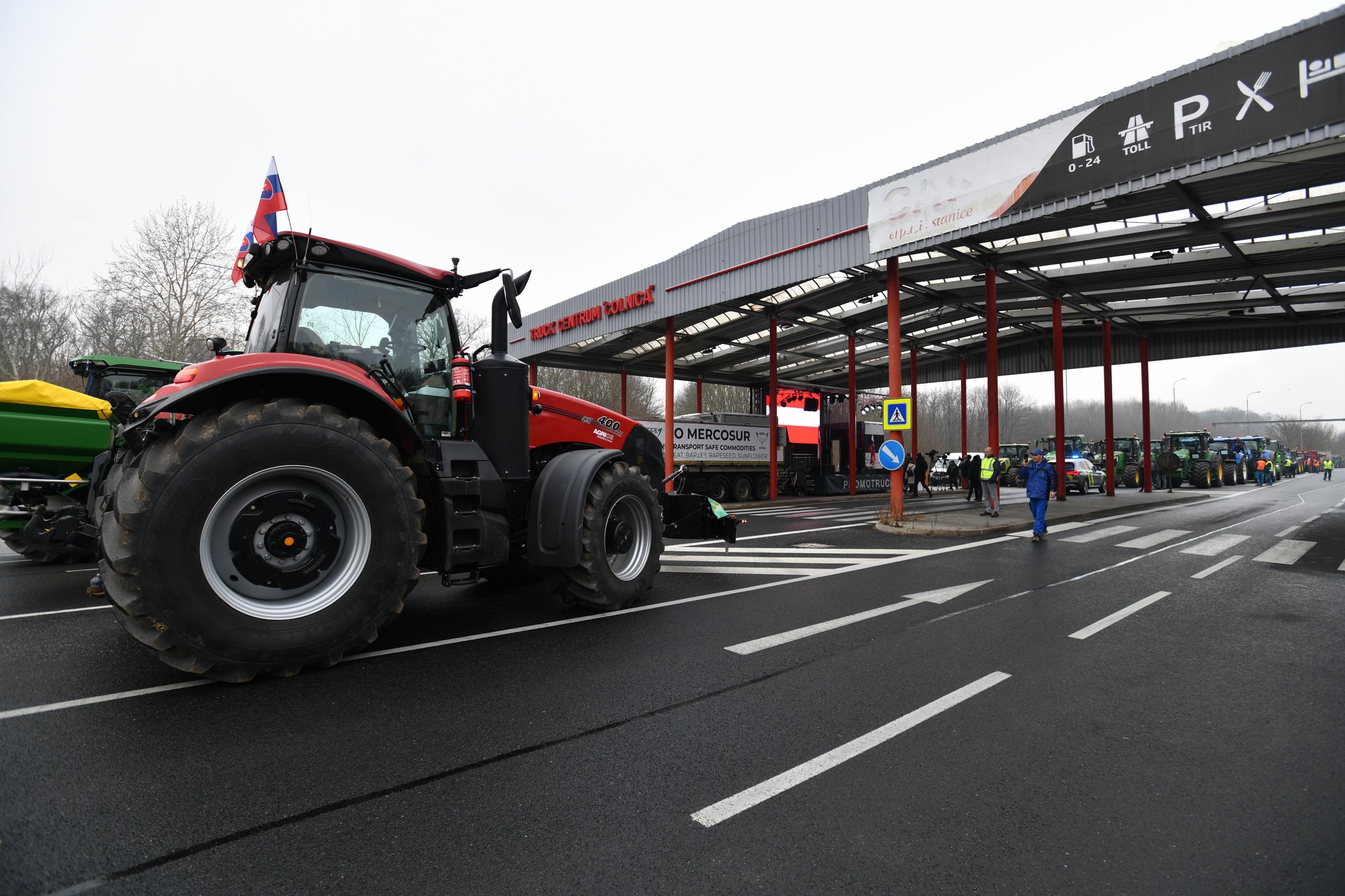 Protestná jazda Regionálnej poľnohospodárskej a potravinárskej komory proti dohode Mercosur v Holíči.