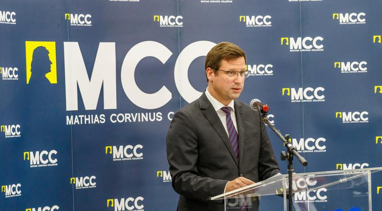Gulyás Gergely beszédet mond a Mathias Corvinus Collegium (MCC) épületének ünnepélyes átadását követő tanévnyitó ünnepségén Beregszászon