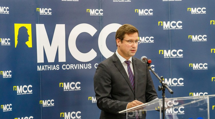 Gulyás Gergely beszédet mond a Mathias Corvinus Collegium (MCC) épületének ünnepélyes átadását követő tanévnyitó ünnepségén Beregszászon