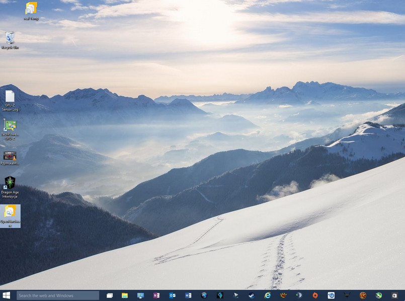 Microsoft zrezygnował z dwóch wersji interfejsu. Nie ma już podziału na ModernUI i desktop. dla komputerów stacjonarnych będzie dostępny tylko pulpit. Dotknęły go jednak lekkie zmiany - w lewym dolnym rogu mamy pole wyszukiwania w sieci i w zasobach komputera - nie trzeba więc już szukać kursorem tego pola po prawej krawędzi ekranu, jak w Windows 8. Niestety wirtualny asystent - Cortana - nie jest dostępna w Polsce. Owszem, można zmienić ustawienia systemu na amerykańskie, by ją zainstalować, ale i tak korzysta wtedy z zasobów amerykańskiego Binga. Po prawej stronie, obok zegara i ikon działających programów znajdziemy za to pasek powiadomień - wyświetla on wszelkie powiadomienia z działających programów i z Windows, do tego ułatwia dostęp do panelu sterowania.