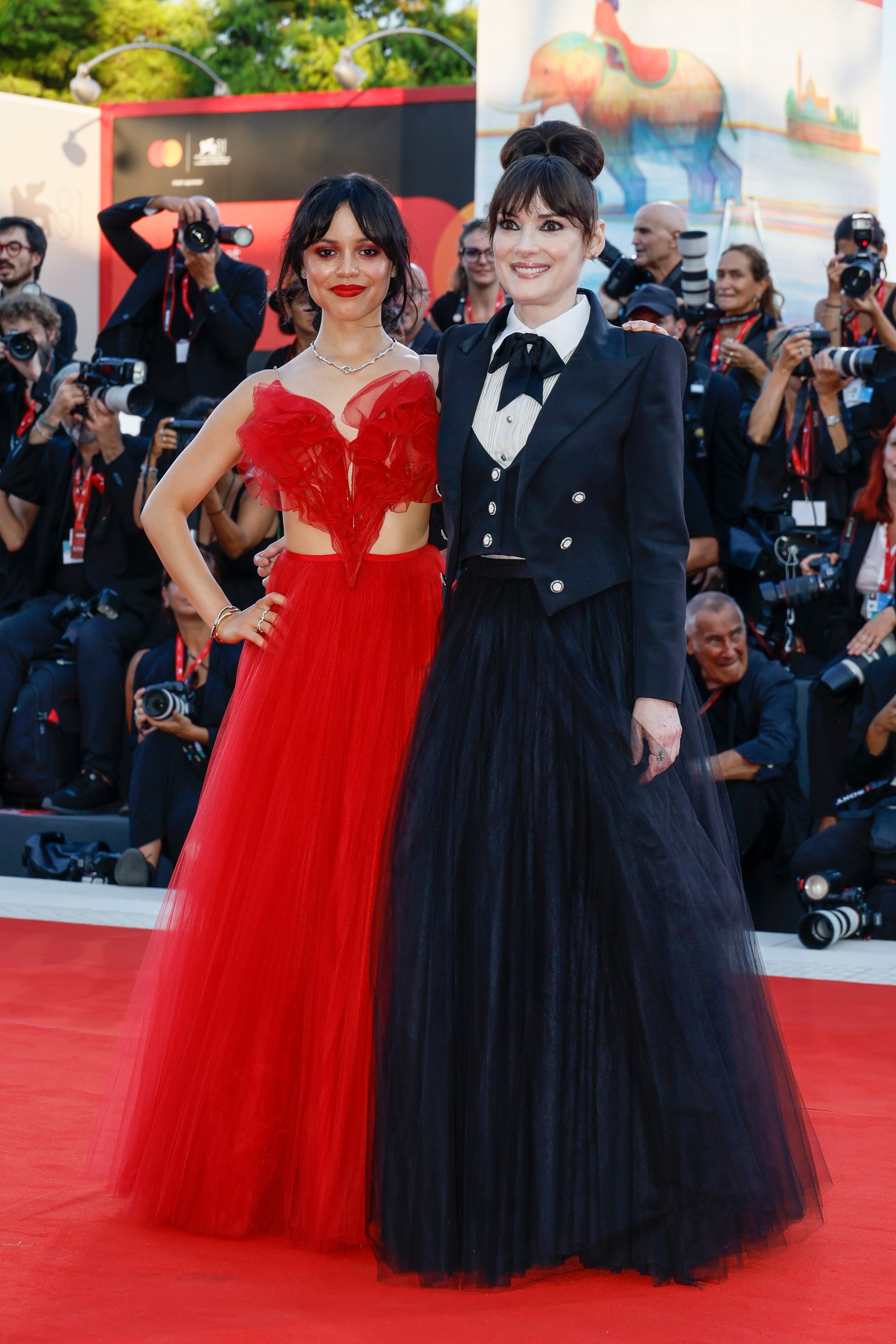 Jenna Ortega a Winona Ryder na filmovom festivale v Benátkach.