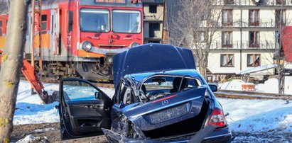 Biały Dunajec: Samochód osobowy z turystami wjechał pod pociąg. Ranne zostały cztery osoby