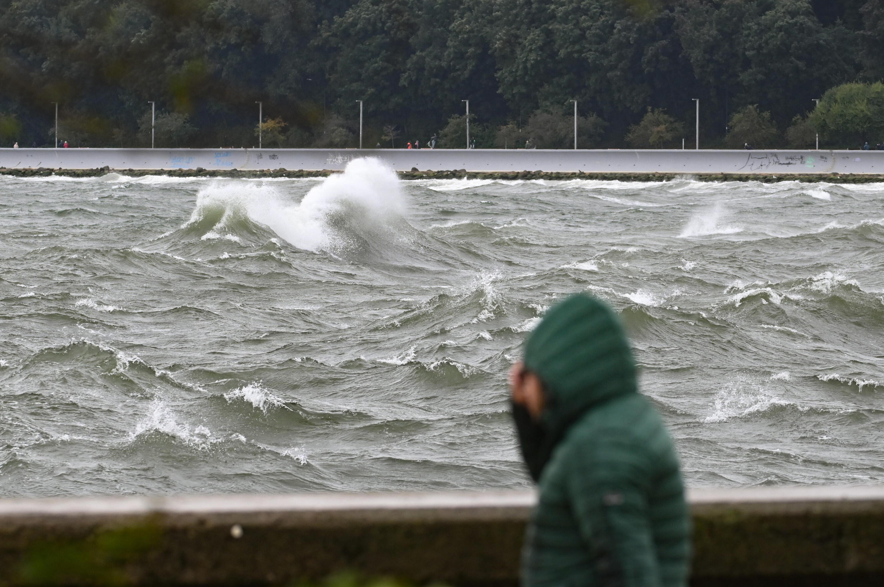 Silny sztorm na wybrzeżu do 17:00: wiatr do 8 st. B, ostrzeżenie II stopnia