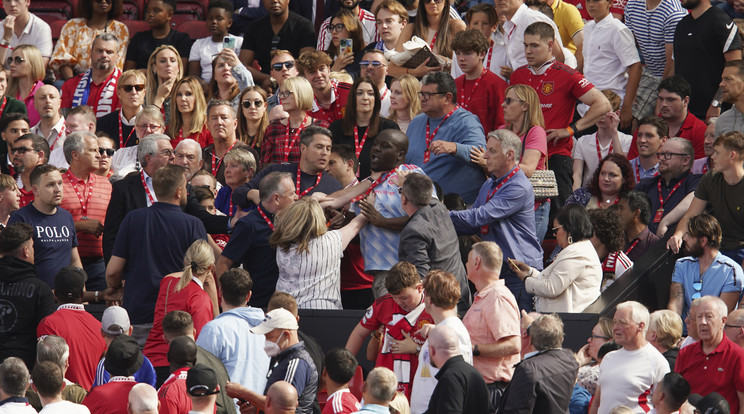 A Brighton elleni 2-1-es vereség közben a Manchester United feszült rajongói egymásnak estek a lelátón/Profimedia