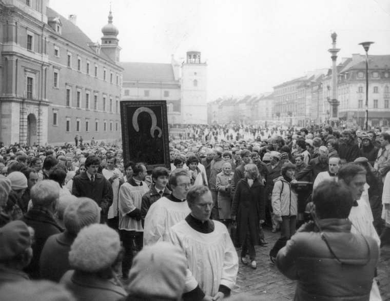 Uroczystość powitania obrazu Matki Boskiej Częstochowskiej na placu Zamkowym w Warszawie (1984 r.)