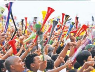 Wuwuzele: koszmar piłkarzy i wielkie pieniądze