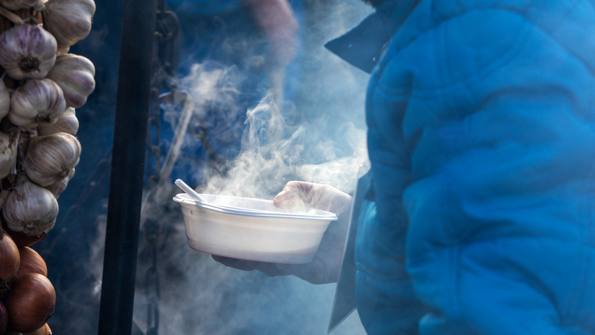 Przy Bramie Krakowskiej w Lublinie trwa akcja "Jedzenie zamiast bomb". Wolontariusze wydają ciepłą zupę każdemu, kto tego potrzebuje.
