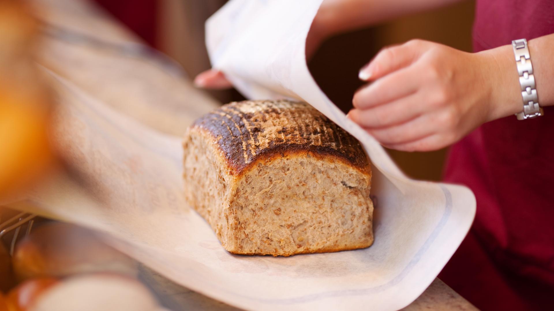 О чем говорится в теплом хлебе. Хлеб. Хлебница хлеб. Хлеб в старину. Хлеб в бумаге.