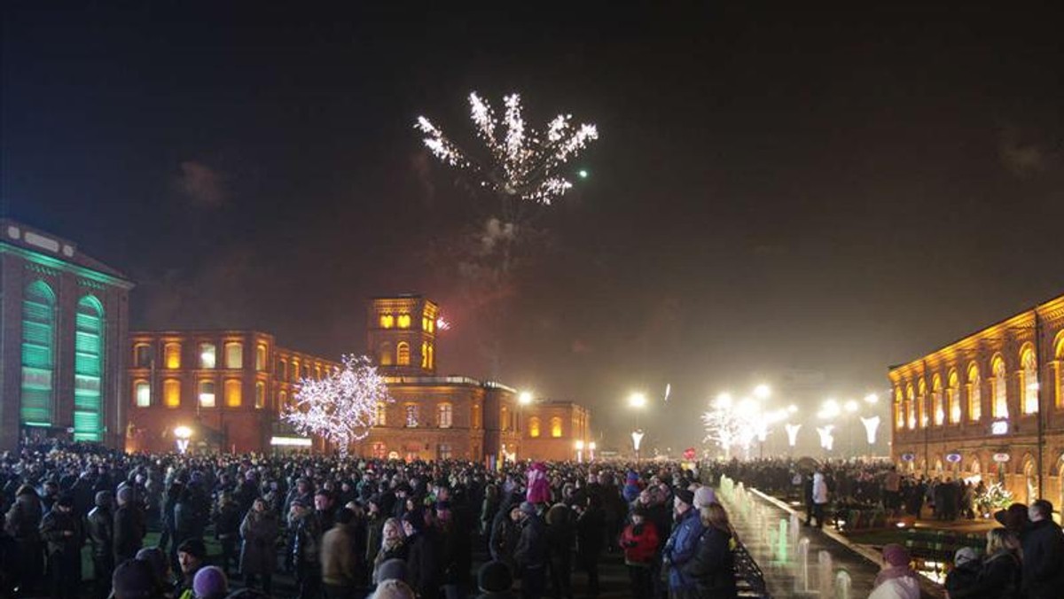 Wielkich gwiazd nie będzie, ale okazja do wspólnego złożenia sobie życzeń, obejrzenia pokazów fajerwerków i laserów owszem. W tym roku miasto organizuje imprezę sylwestrową przy pl. Dąbrowskiego. Dwie tony materiałów pirotechnicznych przyszykowała także Manufaktura.