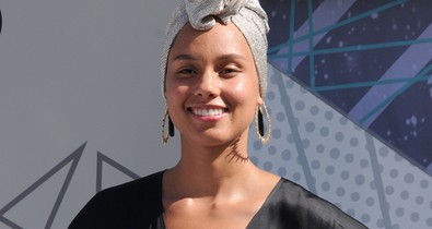 Hős! Alicia Keys smink nélkül a vörös szőnyegen