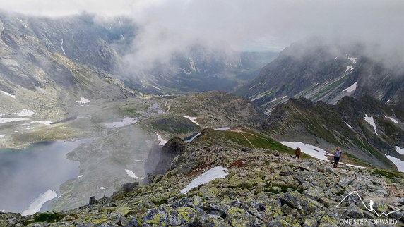 Widok z podejścia na Dolinę Hińczową oraz położoną niżej Dolinę Mięguszowiecką