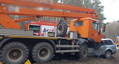 Koszmar pod Giżyckiem. Kolos zmiażdżył osobówkę. Nie mieli żadnych szans, zginęli na miejscu