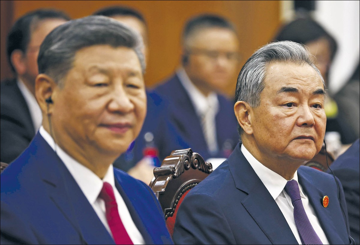 Xi Jinping (po lewej) i szef dyplomacji chińskiej Wang Yi