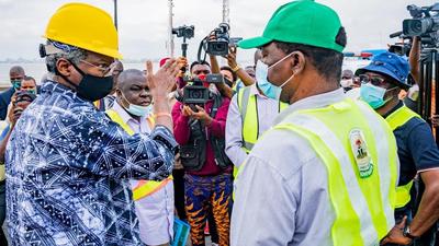 Minister of Works and Housing, Mr Babatunde Fashola inspects the maintenance work ongoing on the Third Mainland Bridge in Lagos. [Twitter/@BoluAdeosun