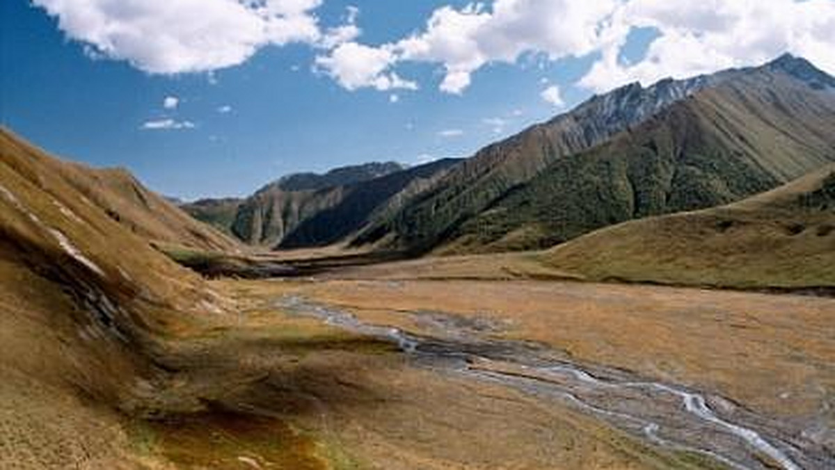 Po bezskutecznych próbach wejścia na Kazbek, jeden z najwyższych szczytów Gruzji (5047 m n.p.m.), potrzebowaliśmy odpoczynku w jakimś rajskim miejscu. Dolina Sno spełniała nasze oczekiwania. Jak się później okazało było to idealne miejsce do poznania gruzińskich zwyczajów i gościnności.