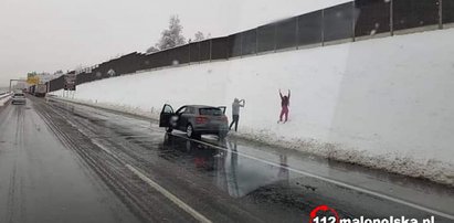 Zrobili sobie sesję zdjęciową na autostradzie. Wybiegli z samochodu na widok śniegu