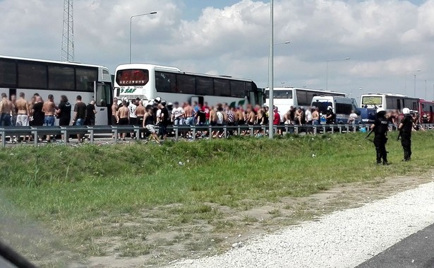 Bójka kiboli na autostradzie A1