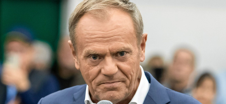 Donald Tusk pozwał TVP. Telewizja pokazywała go w czerwonej poświacie z celownikiem na klatce piersiowej