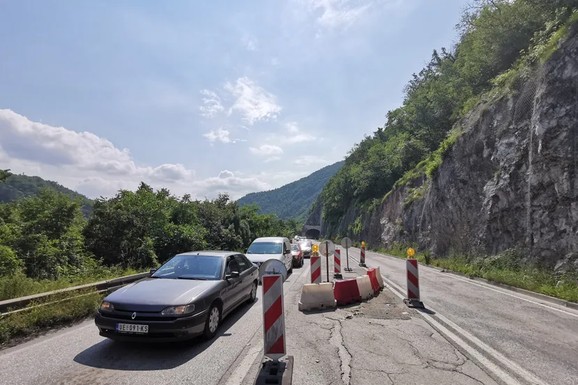 POTPUNA OBUSTAVA SAOBRAĆAJA KOD ARILJA Vozači, oprez! Ovo je detaljna ruta OBILAZNICE