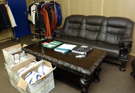 Koncert Roda Stewarta ' Przestrzen Wolnosci ' na terenie Stoczni Gdanskiej w Gdansku. Nz specjalnie przygotowana garderoba przeznaczona dla artysty.Po lewej w kartonach pilki, z autografami Roda i logo Solidarnosci, ktore artysta pod koniec koncertu wykopie ze sceny.26.07.2007Fot. Maciej Kosycarz / KFP