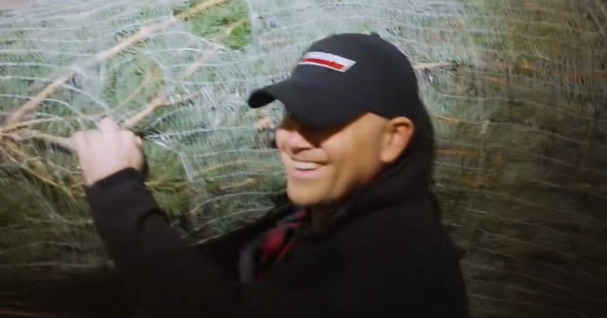 Prezydent wybrał się po choinkę. Sam ściął ją w lesie i pokazał to na filmie